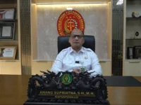 Kapuspenkum Kejagung Anang Supriatna memberikan keterangan resmi di ruang kerja terkait penggeledahan kasus dugaan korupsi batu bara oleh kepolisian.