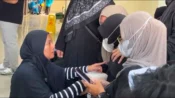 Keluarga Alm Aiptu Sumaryanto menunggu di RS Bhayangkara Palangka Raya.