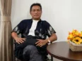Kuasa hukum pelapor Naduh SH duduk di ruangan kantor terkait desakan penanganan kasus dugaan perambahan hutan di Sukamara.