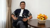 Kuasa hukum pelapor Naduh SH duduk di ruangan kantor terkait desakan penanganan kasus dugaan perambahan hutan di Sukamara.