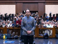 Mantan Mendikbudristek Nadiem Makarim divonis 10 tahun penjara dalam perkara dugaan korupsi pengadaan Chromebook. Putusan tersebut masih dapat diuji melalui upaya hukum banding.