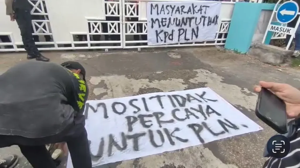 Krisis Listrik di Kalteng Picu Gelombang Demonstrasi di Kantor PLN