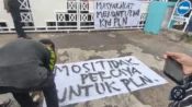 Massa Gerakan Palangka Raya Gelap melakukan aksi demonstrasi di depan Kantor PLN UP3 Palangka Raya menuntut penghentian pemadaman listrik bergilir.