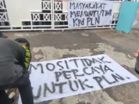 Massa Gerakan Palangka Raya Gelap melakukan aksi demonstrasi di depan Kantor PLN UP3 Palangka Raya menuntut penghentian pemadaman listrik bergilir.