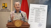 Menteri PU Dody Hanggodo bersama ilustrasi dokumen kunjungan kerja ke Amerika Serikat yang memuat nama istri dan anak menteri.