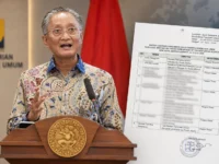 Menteri PU Dody Hanggodo bersama ilustrasi dokumen kunjungan kerja ke Amerika Serikat yang memuat nama istri dan anak menteri.