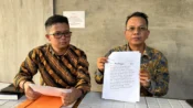 Parlin B. Hutabarat memberikan keterangan pers terkait dugaan hoaks dan fitnah yang menyudutkan calon rektor dan pimpinan Universitas Palangka Raya di Palangka Raya