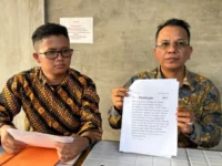 Parlin B. Hutabarat memberikan keterangan pers terkait dugaan hoaks dan fitnah yang menyudutkan calon rektor dan pimpinan Universitas Palangka Raya di Palangka Raya