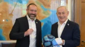 Benjamin Netanyahu memegang jersey Timnas Argentina saat menyatakan dukungan jelang final Piala Dunia 2026.