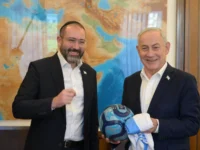 Benjamin Netanyahu memegang jersey Timnas Argentina saat menyatakan dukungan jelang final Piala Dunia 2026.