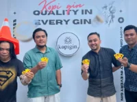 Persiapan Lomba Domino Jurnalis Session 7 di Kafe Kopigin Palangka Raya yang diikuti jurnalis dari berbagai media, aktivis, dan mahasiswa.