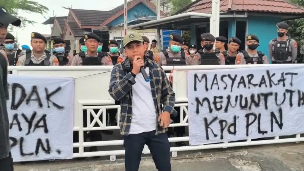 Peternak Ayam Kalteng Ancam Buang Bangkai Ayam ke Kantor PLN