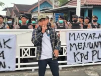 Perwakilan peternak ayam Palangka Raya menyampaikan kerugian akibat pemadaman listrik saat aksi demonstrasi di Kantor PLN UP3 Palangka Raya.
