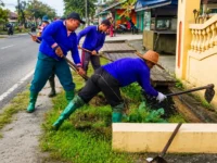 Petugas Dinas PUPR Kota Palangka Raya membersihkan drainase di Jalan Pilau setelah menerima aduan warga melalui aplikasi Lapor.