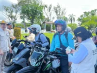Petugas gabungan memeriksa kendaraan dalam operasi penertiban pajak kendaraan bermotor di Kota Palangka Raya.