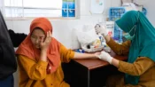 petugas kesehatan melakukan pemeriksaan tuberkulosis (TB) kepada warga di fasilitas layanan kesehatan.
