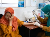 petugas kesehatan melakukan pemeriksaan tuberkulosis (TB) kepada warga di fasilitas layanan kesehatan.
