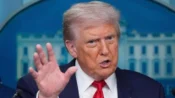 Donald Trump membahas blokade militer AS dan pungutan kapal 20 persen di Selat Hormuz.
