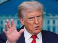 Donald Trump membahas blokade militer AS dan pungutan kapal 20 persen di Selat Hormuz.
