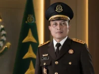 Rudi Margono mengenakan seragam resmi Kejaksaan setelah ditunjuk sebagai Plt Jampidsus.