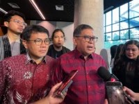 Sekjen PDIP Hasto Kristiyanto memberikan keterangan kepada wartawan terkait surat DPP PDIP kepada Badan Gizi Nasional mengenai dugaan keterlibatan kader dalam Program Makan Bergizi Gratis.