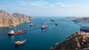 Kapal melintasi Selat Hormuz di tengah ketegangan antara Iran dan Amerika Serikat