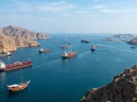 Kapal melintasi Selat Hormuz di tengah ketegangan antara Iran dan Amerika Serikat