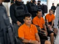 Tiga tersangka kasus penyerangan yang menewaskan tiga anggota Polri di Katingan saat tiba di Bandara Tjilik Riwut Palangka Raya dengan pengawalan ketat aparat kepolisian.