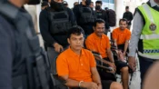 Tiga tersangka kasus penyerangan yang menewaskan tiga anggota Polri di Katingan saat tiba di Bandara Tjilik Riwut Palangka Raya dengan pengawalan ketat aparat kepolisian.