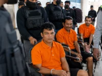 Tiga tersangka kasus penyerangan yang menewaskan tiga anggota Polri di Katingan saat tiba di Bandara Tjilik Riwut Palangka Raya dengan pengawalan ketat aparat kepolisian.