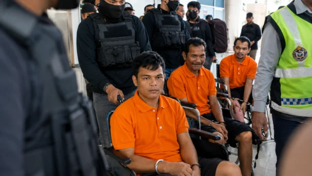 Tiga tersangka kasus penyerangan yang menewaskan tiga anggota Polri di Katingan saat tiba di Bandara Tjilik Riwut Palangka Raya dengan pengawalan ketat aparat kepolisian.