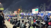 Warga mengikuti nobar final Piala Dunia 2026 melalui videotron di depan Rujab Wakil Bupati Kapuas.