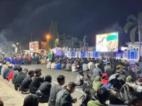 Warga mengikuti nobar final Piala Dunia 2026 melalui videotron di depan Rujab Wakil Bupati Kapuas.