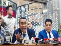 Hotman Paris memberikan keterangan kepada media terkait kasus Febrie Adriansyah.