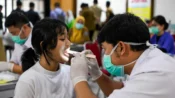 pemeriksaan kesehatan gigi pelajar di sekolah oleh tenaga kesehatan.
