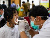 pemeriksaan kesehatan gigi pelajar di sekolah oleh tenaga kesehatan.