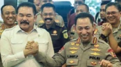 Foto bersama Jaksa Agung ST Burhanuddin berbaju putih dan Kapolri Jenderal Listyo Sigit Prabowo berseragam dinas Polri sedang berjabat tangan erat, didampingi jajaran pejabat kepolisian dan kejaksaan di dalam ruangan dengan latar pintu kaca.