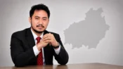 Damai Alam Usop, penyusun kajian akademis RUU Otsus Kalteng, dengan latar siluet peta Kalimantan Tengah sebagai ilustrasi penguatan kewenangan daerah.