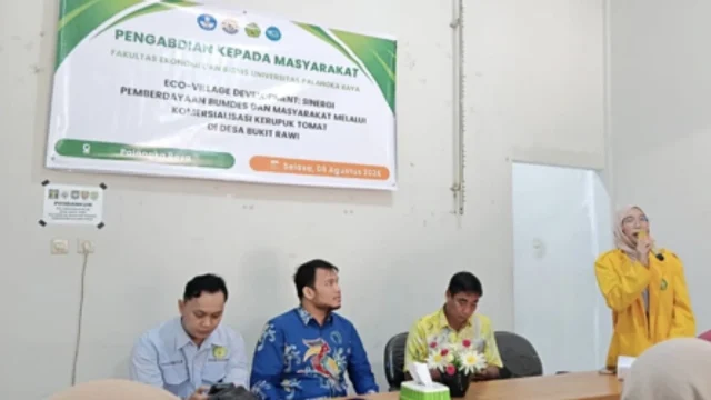 FEB UPR mendorong hilirisasi tomat menjadi kerupuk melalui program Eco-Village di Desa Bukit Rawi