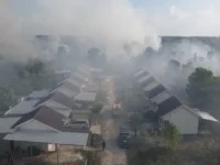 Kabut asap karhutla menyelimuti Permukiman di Kota Palangka Raya pada 18 Agustus 2026