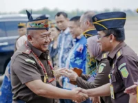 Kajati Kalteng Hendrizal Husin disambut Gubernur Kalteng Agustiar Sabran di Bandara Tjilik Riwut Palangka Raya