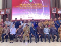 Ketua DPRD Kalimantan Tengah bersama jajaran saat melakukan kunjungan kerja ke Kabupaten Kotawaringin Timur membahas penyelesaian sengketa lahan masyarakat dan perusahaan perkebunan.