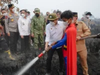 Menhut Raja Juli Antoni meninjau lokasi karhutla di Palangka Raya saat kabut asap menyelimuti Kalteng