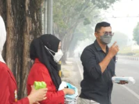 Pembagian 30 ribu masker kepada warga terdampak kabut asap Palangka Raya