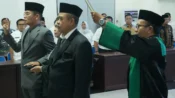 Pengambilan sumpah jabatan Alman Pakpahan dan Sabirin Muhtar saat pelantikan pejabat eselon II Pemko Palangka Raya.