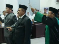Pengambilan sumpah jabatan Alman Pakpahan dan Sabirin Muhtar saat pelantikan pejabat eselon II Pemko Palangka Raya.