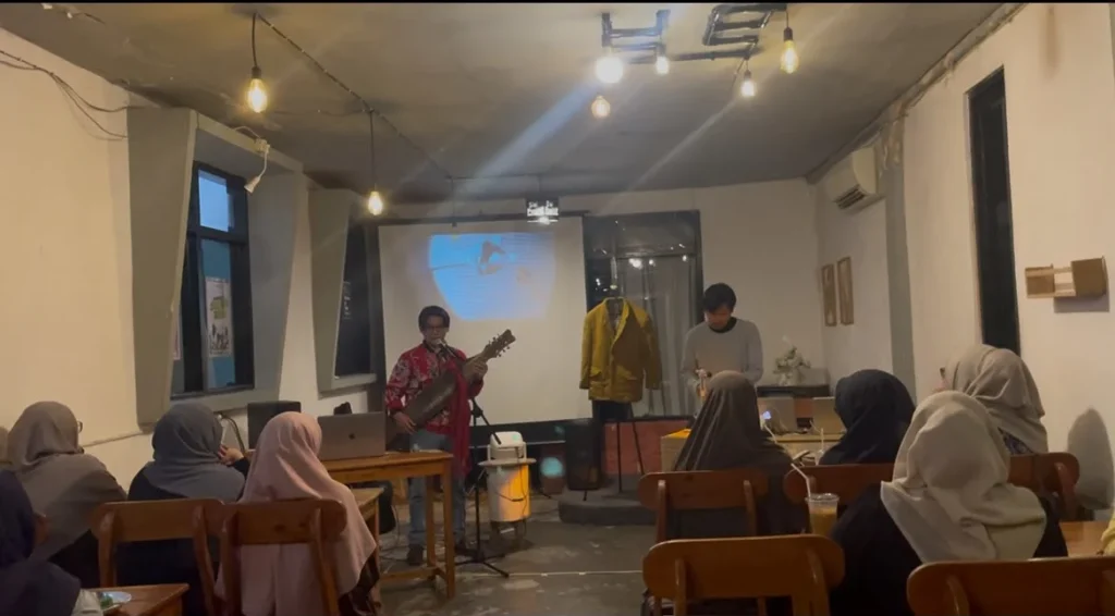 Pentas Keliling Kota Palangkaraya Satukan Musik NAVYRA dan Teater Borneo Art Play