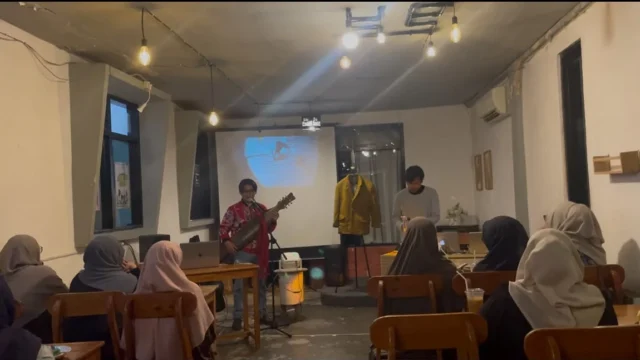 Pentas Keliling Kota Palangkaraya NAVYRA BAND dan Borneo Art Play