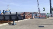 Tiang pancang dan alat berat Waterfront City Kapuas di tepian Sungai Kapuas Murung