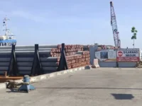 Tiang pancang dan alat berat Waterfront City Kapuas di tepian Sungai Kapuas Murung